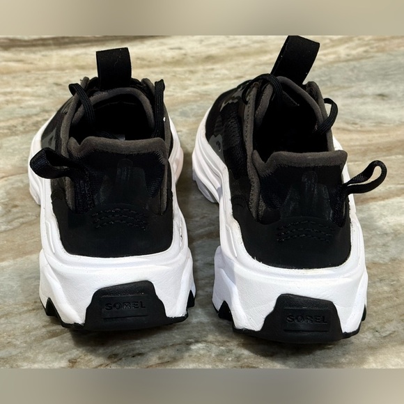 Women’s SOREL Kinetic Breakthru Day Lace Up sneakers- Black/white. Size 9.5 - Picture 5 of 10